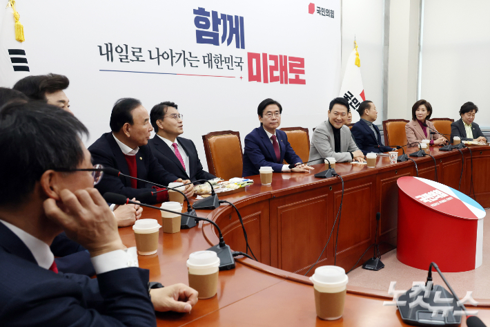 국민의힘 장동혁 대표가 26일 서울 여의도 국회에서 중진의원들과 면담을 하고 있다. 윤창원 기자