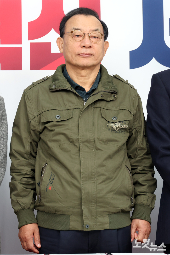 국민의힘 이정현 공천관리위원장이 23일 서울 여의도 중앙당사에서 열린 제9회 전국동시지방선거 중앙당 공천관리위원회 공천 혁신 서약식에서 기념촬영을 하고 있다. 윤창원 기자