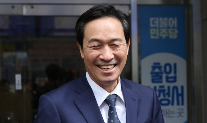 6·3 지방선거 강원도지사에 도전하는 우상호 전 청와대 정무수석이 23일 서울 영등포구 여의도 더불어민주당 중앙당사에서 열린 광역단체장 후보 면접에 참석하고 있다. 연합뉴스