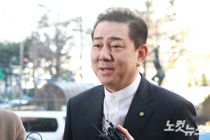 공천헌금 수수 등 13개 의혹에 휩싸인 김병기 무소속 의원이 26일 오전 서울 마포구 서울경찰청 공공범죄수사대에 조사를 받기 위해 피의자 신분으로 출석하고 있다. 류영주 기자