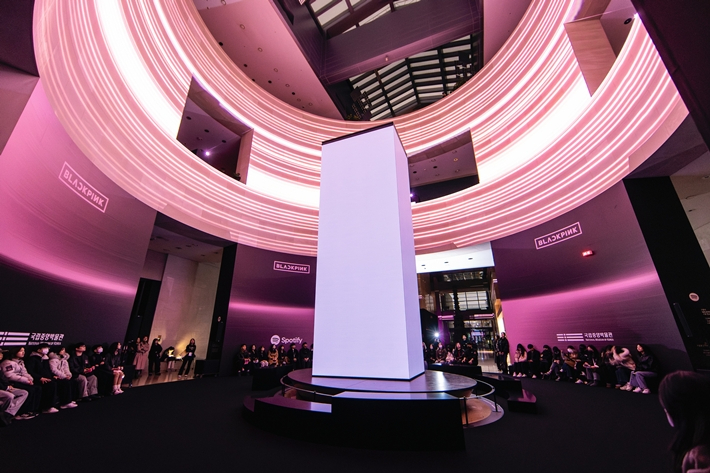 앨범 발매 하루 전인 지난 26일, 팬들을 대상으로 신곡을 미리 들어볼 수 있는 리스닝 세션 이벤트가 진행됐다. YG엔터테인먼트 제공