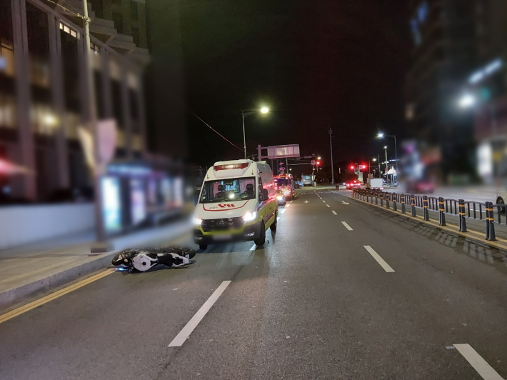부산 해운대해수욕장 인근 도로에서 오토바이가 넘어져 30대 운전자가 숨졌다. 해운대경찰서 제공