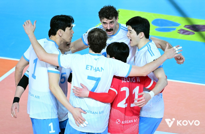 대한항공 선수들이 27일 삼성화재와 원정에서 서로 격려하는 모습. 한국배구연맹 