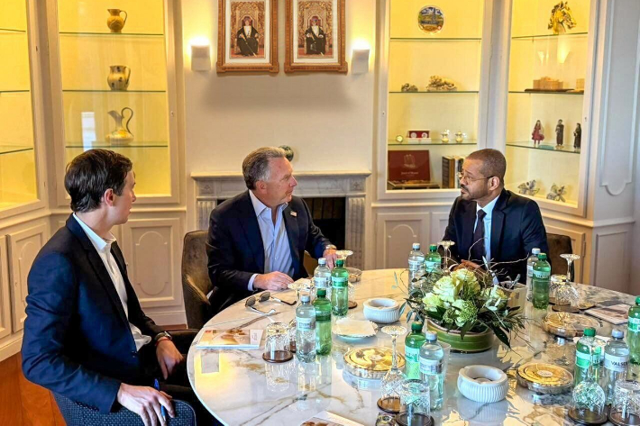 미국 협상단과 대화하는 바드르 알부사이디 오만 외무장관(오른쪽 첫번째). 연합뉴스