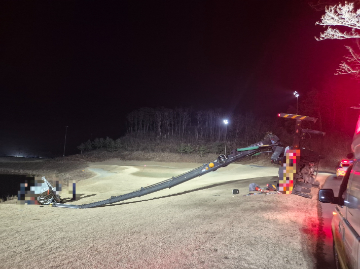 사고가 난 고공 작업차. 경북소방본부 제공