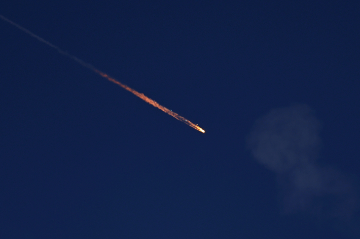  이란이 발사한 미사일이 이스라엘 상공에서 격추된 모습. 연합뉴스