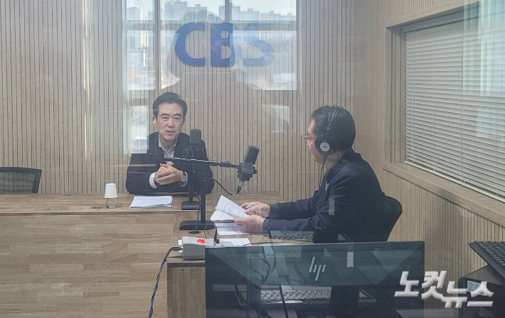 왼쪽부터 윤희근 전 경찰청장, 김종현 앵커. 충북CBS