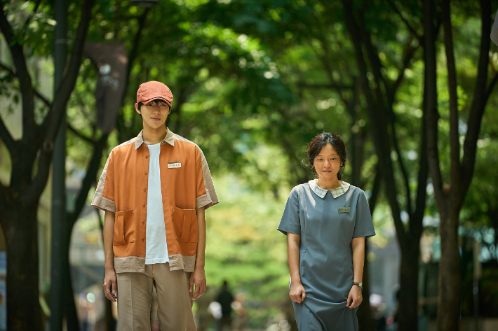 첫 영화에 도전한 배우 문상민은 작품을 선택한 배경과 관련 "20대 중반이 되면 성숙해질 줄 알았는데 뭔가 다 서툴더라"며 "내면에서 혼란을 겪고 있던 시기에 시나리오를 접했고 내 안의 고독함을 꺼낼 때가 왔다고 생각했다. 이경록이라는 친구가 적합하다고 생각했다"고 밝혔다. 넷플릭스 제공