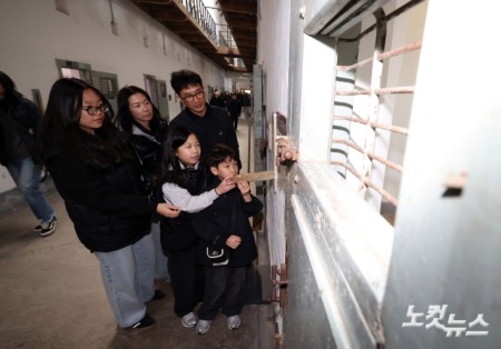 3.1절 맞아 서대문형무소 찾은 시민들