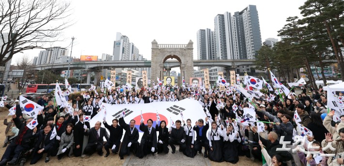 독립문 앞에서 외치는 