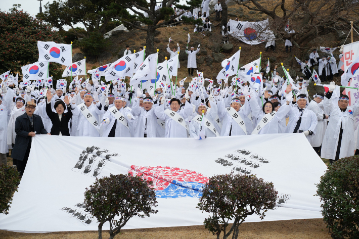 제107주년 3.1절을 맞은 1일 제주 항일운동의 성지인 제주시 조천읍 미밋동산 일대에서 조천만세대행진이 재현되고 있다. 제주도 제공