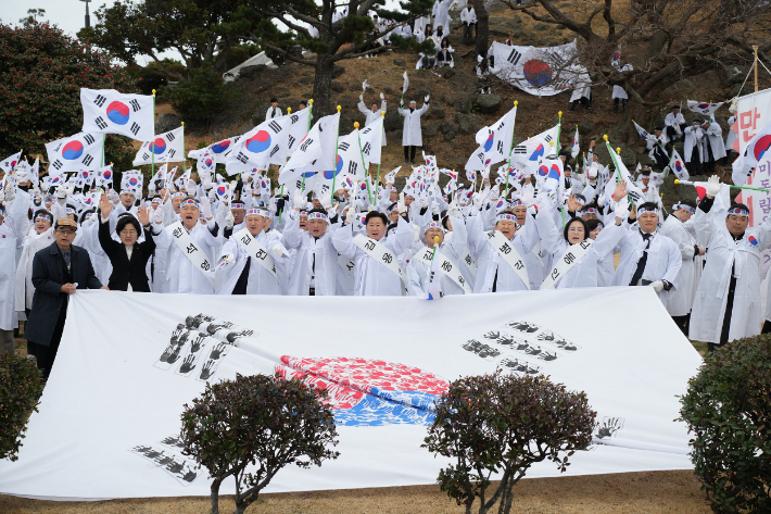 제107주년 3·1절을 맞은 1일 제주 항일운동의 성지인 제주시 조천읍 미밋동산 일대에서 조천만세대행진이 재현되고 있다. 제주도 제공