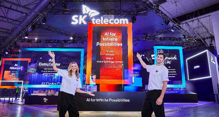 SK텔레콤이 오는 2일(현지시각) 스페인 바르셀로나에서 개막하는 MWC26에서 AI 인프라·모델·서비스 전반을 아우르는 '풀스택(Full-Stack) AI' 경쟁력을 선보인다. 사진은 SKT 전시관에서 포즈를 취하고 있는 모델의 모습. SK텔레콤 제공