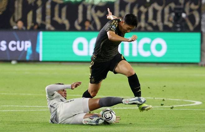 손흥민이 상대 거친 태클에도 드리블하는 모습. 연합뉴스 