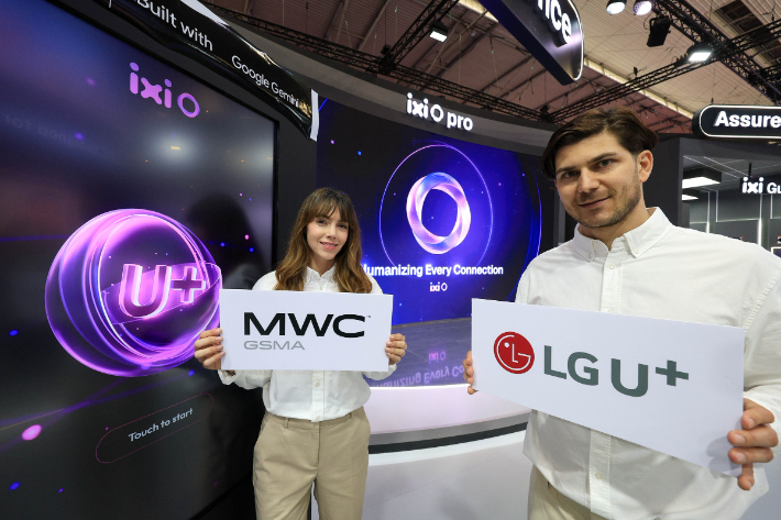 모바일월드콩그레스(MWC26)가 열리는 스페인 바르셀로나 피라 그란 비아 전시장 내 LG유플러스 전시관에서 LG유플러스 관계자들이 익시오를 소개하고 있다. LG유플러스 제공