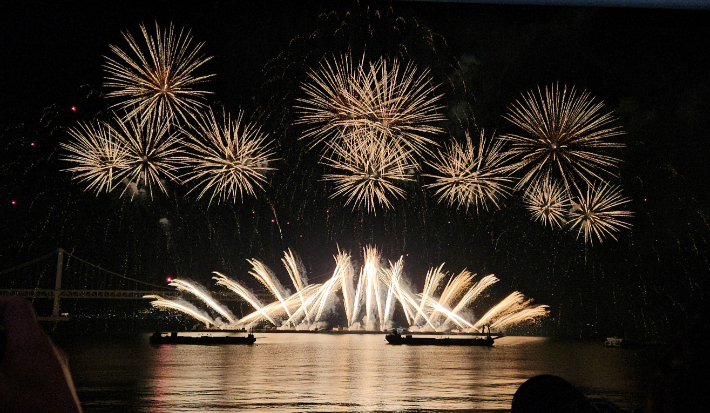 제20회 부산불꽃축제가 15일 부산 광안리해수욕장 일대에서 화려하게 개막했다. 김혜민 기자