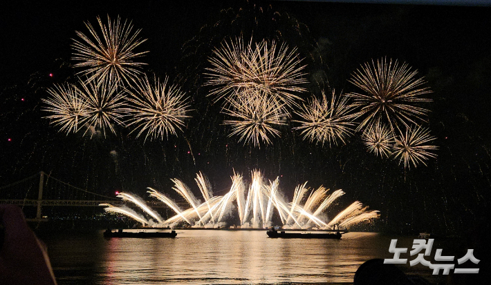 제20회 부산불꽃축제가 15일 부산 광안리해수욕장 일대에서 화려하게 개막했다. 김혜민 기자