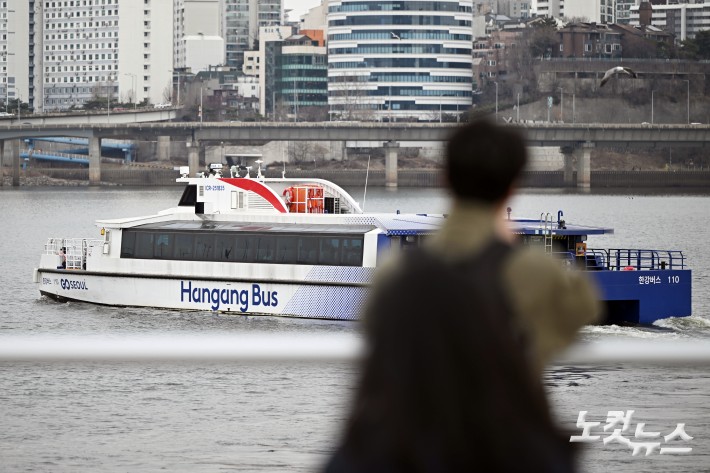 한강버스, 중단 3개월 만에 전 구간 운행 재개