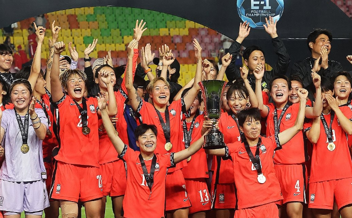 2025 동아시아축구연맹(EAFF) E-1 챔피언십(동아시안컵) 여자부 대한민국 대 대만 경기. 2 대 0으로 승리하며 우승한 대한민국 대표팀이 트로피를 들고 기뻐하는 모습. 연합뉴스 