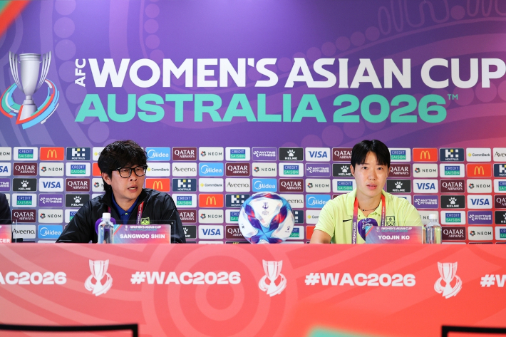 한국 여자 축구 대표팀 신상우 감독(왼쪽)과 수비수 고유진. 대한축구협회 