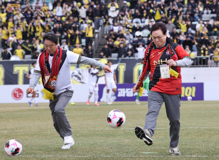 경남FC 홈 개막전 시축. 경남도청 제공 