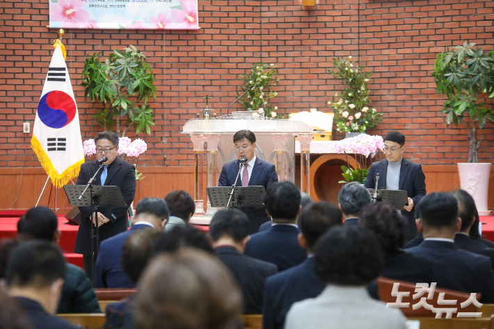 전북CBS·전주신흥고·전주기전여고 대표자들이 참석자들을 대표해 3·1독립운동 107주년 기독교인 평화선언문을 낭독하고 있다. 최화랑 기자