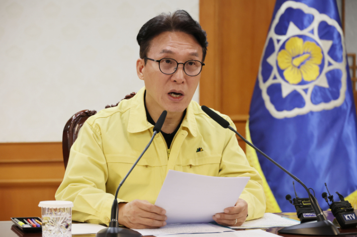 김민석 국무총리가 1일 서울 종로구 정부서울청사에서 열린 중동 상황점검 관련 긴급 관계부처회의를 주재하고 있다. 연합뉴스