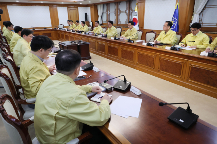 김민석 국무총리가 1일 서울 종로구 정부서울청사에서 열린 중동 상황점검 관련 긴급 관계부처회의를 주재하고 있다. 연합뉴스