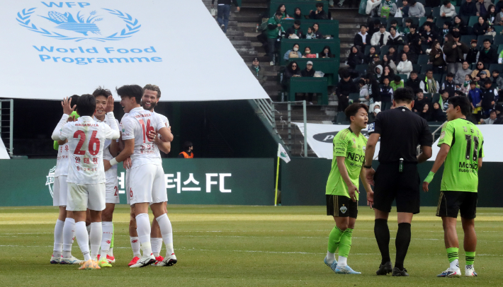 1일 전북 전주월드컵경기장에서 열린 하나은행 K리그1 2026 1라운드 전북 현대와 부천 FC의 개막전. 3-2로 역전승한 부천 선수들(왼쪽)이 기뻐하는 가운데 전북 선수들이 심판에 항의하고 있다. 연합뉴스 