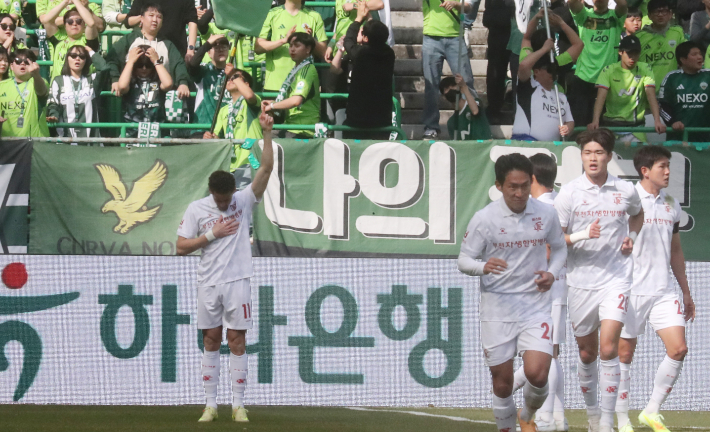 1일 전북 전주월드컵경기장에서 열린 하나은행 K리그1 2026 1라운드 전북 현대와 부천 FC의 경기. 부천 갈레고가 골을 넣은 뒤 환호하고 있다. 연합뉴스 
