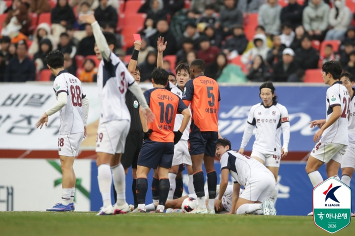 제주와 광주의 개막전 경기 모습. 한국프로축구연맹 