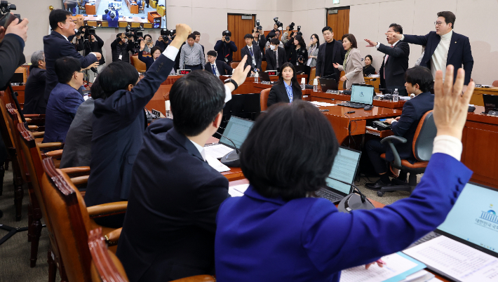 '전남광주 통합법' 거수표결 항의하는 국민의힘. 연합뉴스