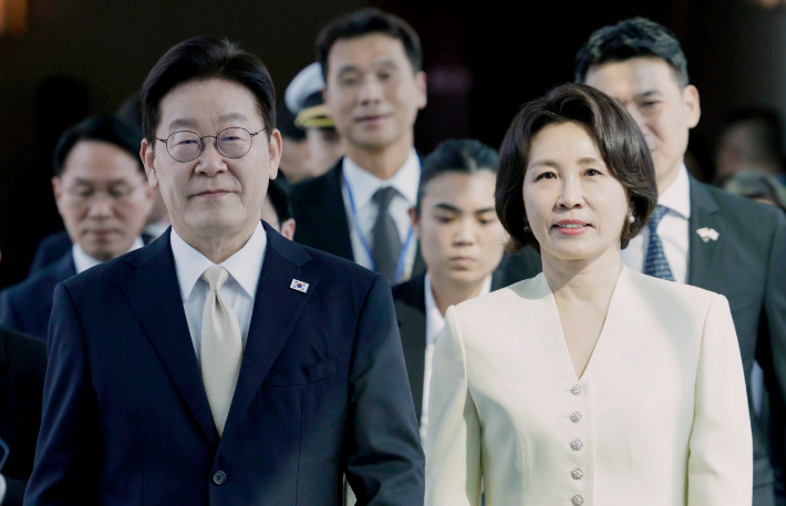 싱가포르를 국빈방문한 이재명 대통령과 김혜경 여사가 1일 창이 국제공항에 도착한 공군1호기에서 내려 이동하고 있다. 연합뉴스