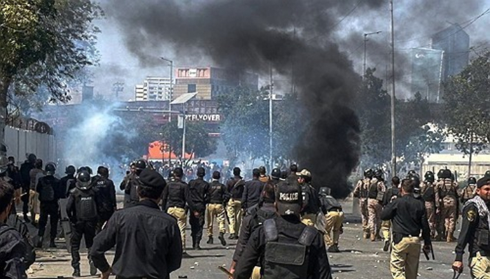 파키스탄 카라치서 시위대 막는 경찰관들. 연합뉴스