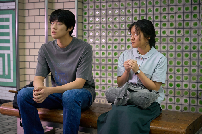 넷플릭스 영화 '파반느'는 박민규 작가의 소설 '죽은 왕녀를 위한 파반느'를 원작으로, 마음의 문을 닫고 살아가던 김미정(고아성), 박요한(변요한), 이경록(문상민)이 서로에게 빛이 돼주며 삶과 사랑을 마주하는 과정을 그린다. 넷플릭스 제공 