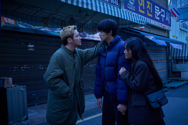 배우 고아성은 청춘을 상징하는 장면으로 김미정과 이경록, 박요한이 새벽 거리를 함께 걷는 신을 꼽았다. 그는 "'청춘은 영원한 거니까'라고 말하는데 변요한 배우님도 어느 순간 이 대사를 자기한테 하고 있는 듯한 느낌이 들어 슬펐다"며 "청춘이 영원하지 않다는 걸 저도 알기에 요한 배우님이 하는대로 리액션을 했다"고 밝혔다. 넷플릭스 제공