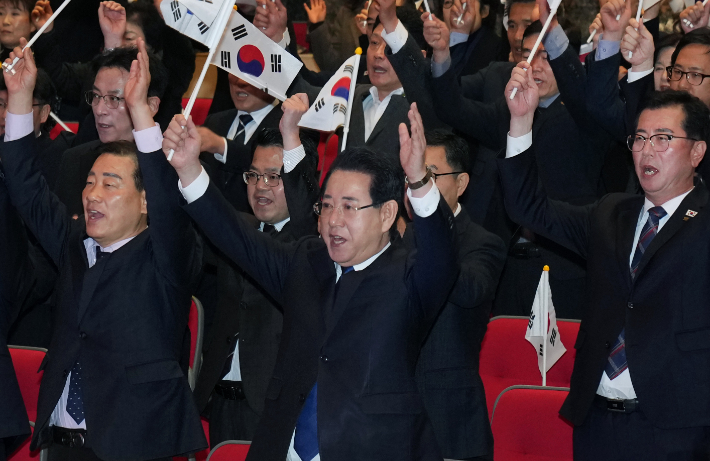 김영록 전라남도지사가 1일 전남도청 김대중강당에서 열린 '제107주년 3·1절 기념식'에서 참석자들과 만세 삼창을 하고 있다. 전라남도 제공