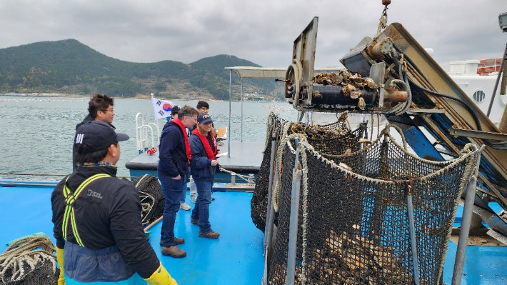 지난 2023년 당시 미국 FDA 지정 해역 점검. 경남도청 제공 