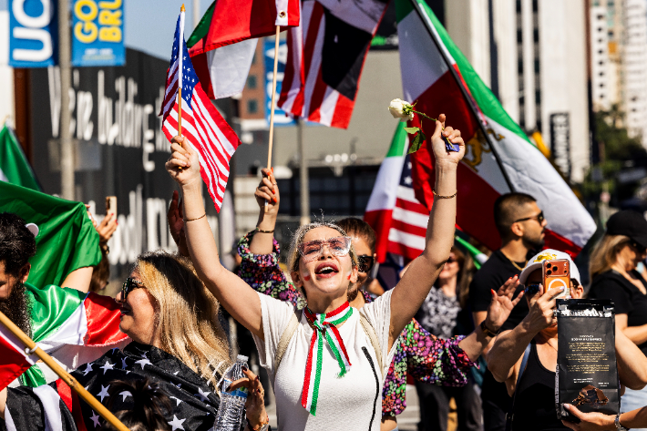 미국 캘리포니아주 로스앤젤레스 웨스트우드에 있는 연방 건물 앞에서 이란 정권 교체를 지지하는 행진과 집회에 참여한 사람들이 깃발을 흔들고 있다. 연합뉴스