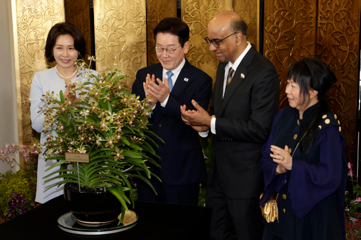 싱가포르를 국빈방문한 이재명 대통령과 김혜경 여사가 2일 싱가포르 외교부 청사에서 공식 환영식 후 타르만 샨무가라트남 싱가포르 대통령, 제인 이토기 샨무가라트남 여사와 난초명명식을 하고 있다. 연합뉴스