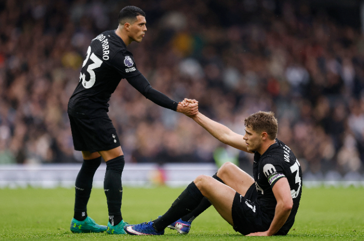 미키 판더펜이 경기 종료 후 페드로 포로의 부축을 받고 있다. 연합뉴스