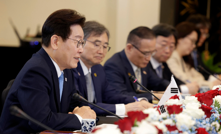 이재명 대통령이 2일 싱가포르 외교부 청사에서 열린 로런스 웡 싱가포르 총리와의 정상회담에서 발언하고 있다. 연합뉴스