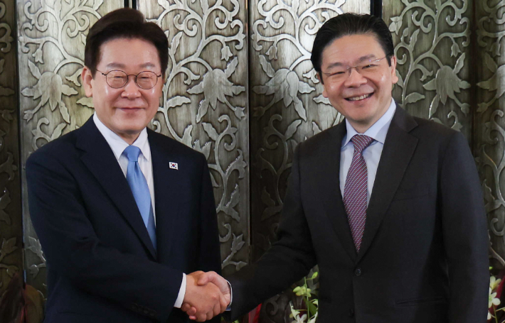 이재명 대통령과 로런스 웡 싱가포르 총리가 2일 싱가포르 외교부 청사에서 정상회담에 앞서 악수하고 있다. 연합뉴스