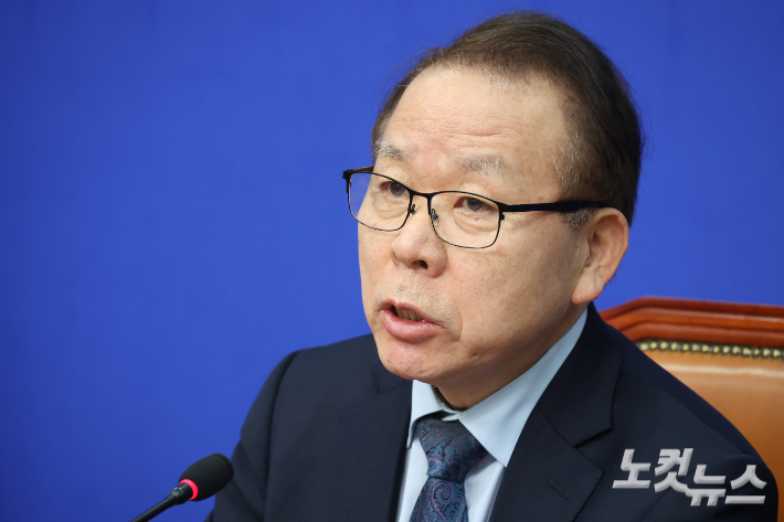 더불어민주당 김이수 공천관리위원장이 공천 심사 결과 1차발표를 하고 있다. 윤창원 기자