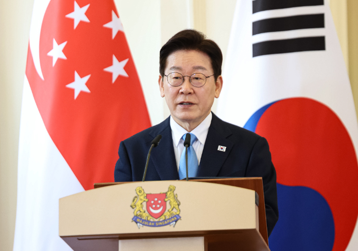 이재명 대통령이 2일 싱가포르 외교부 청사에서 정상회담 후 열린 로런스 웡 싱가포르 총리와의 공동언론발표에서 발언하고 있다. 연합뉴스