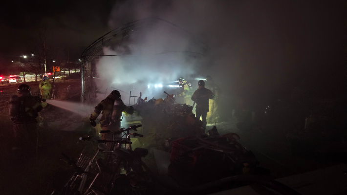 경주시 조양동 고물상 비닐하우스 화재. 경북소방본부 제공