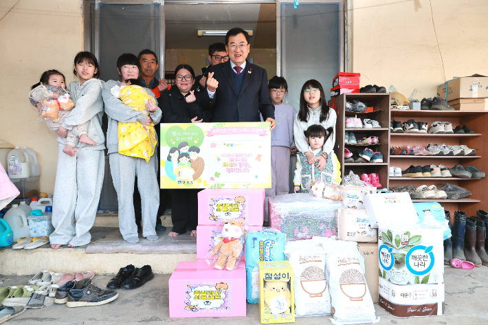 주낙영 경주시장이 효현동의 일곱째 자녀 출산 가정을 찾아 축하 인사와 함께 선물을 전달하고 있다. 경주시 제공