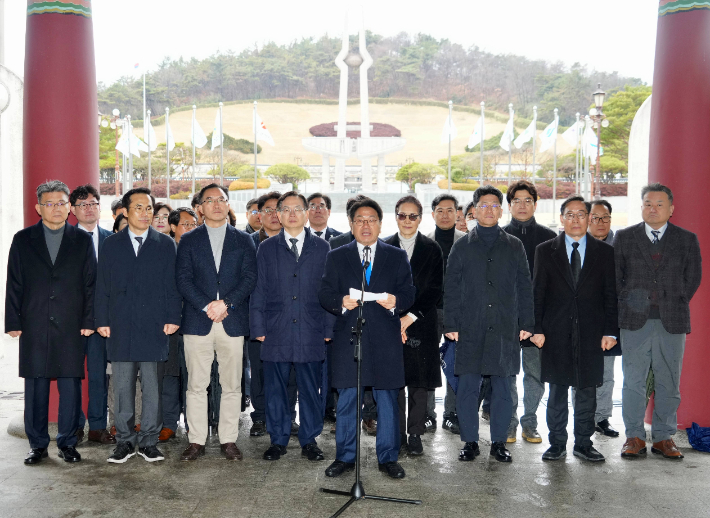 강기정 광주광역시장과 광주시 간부, 공공기관장들은 2일 오전 광주 북구 국립5·18민주묘지를 참배한 뒤 민주의문 앞에서 특별법 통과 환영 입장문을 발표했다. 광주시 제공