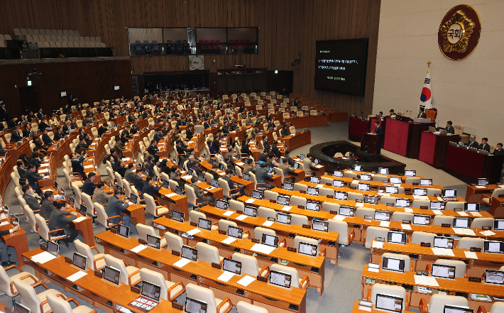 국회 신정훈 행정안전위원회 위원장이 1일 국회에서 전남광주통합특별시 설치를 위한 특별법안과 지방자치법 일부개정법률안(대안)을 설명하고 있다. 연합뉴스