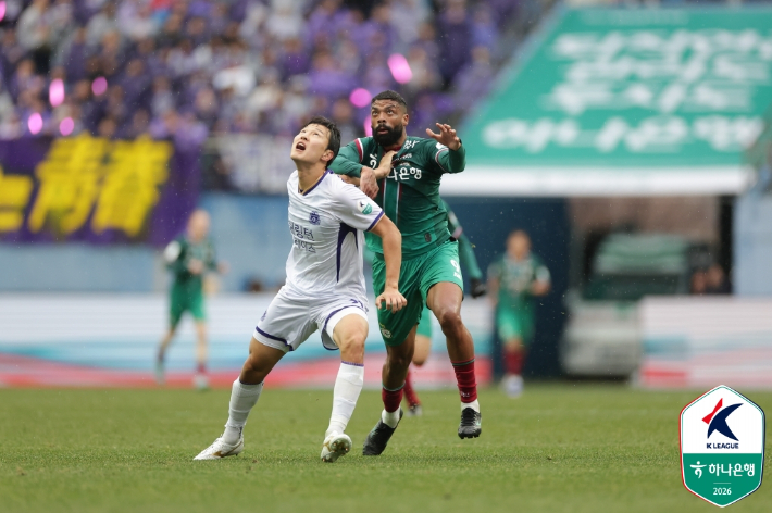 볼 경합 하는 안양 권경원과 대전 디오고. 한국프로축구연맹